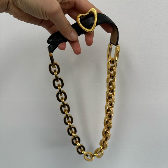 ⛔️SOLD⛔️ESCADA Vintage 90’s Heart Buckle Navy Blue Leather & Gold Chain Waist Be - Picture 2 of 11